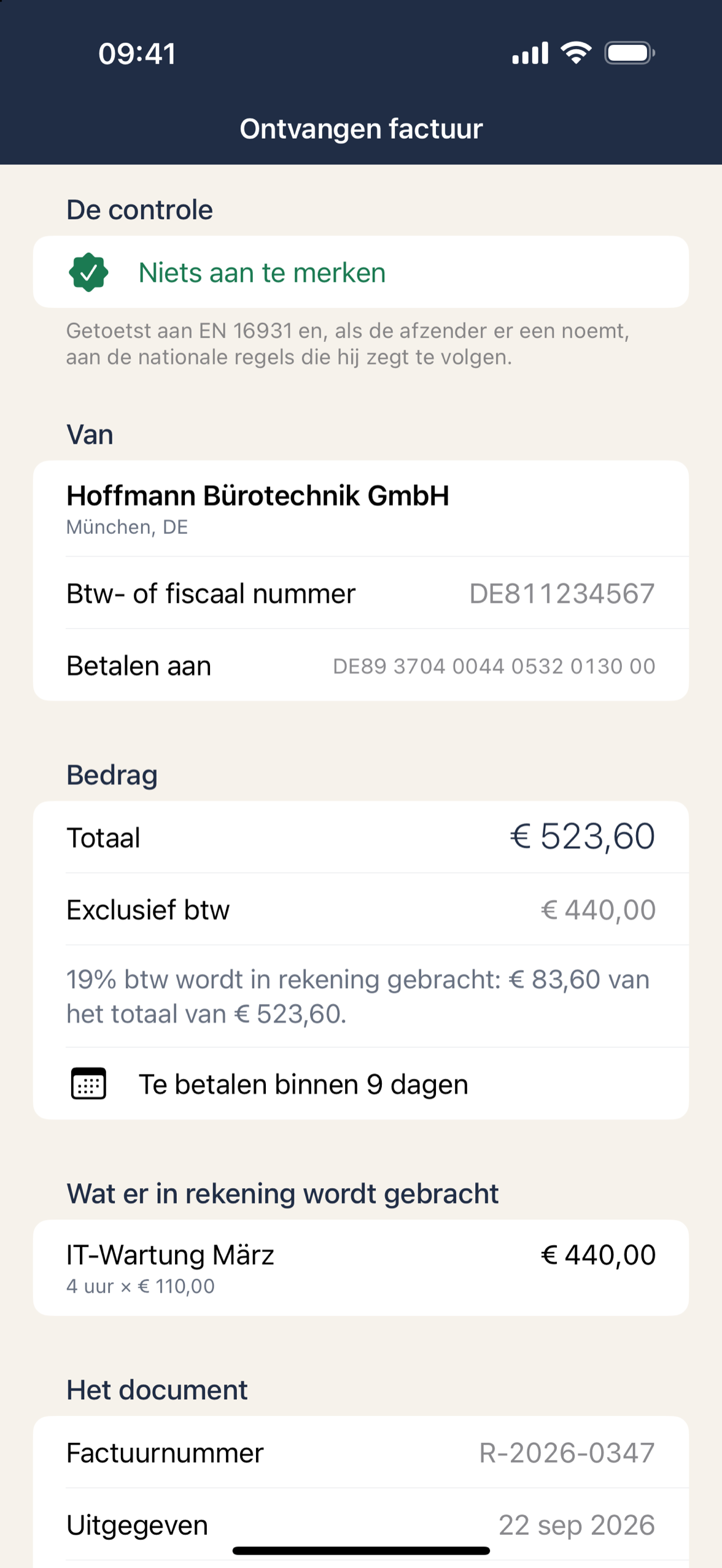 Counthall leest een ontvangen e-factuur op iPhone: afzender, bedrag, btw-behandeling en vervaldatum, met het controleoordeel erboven