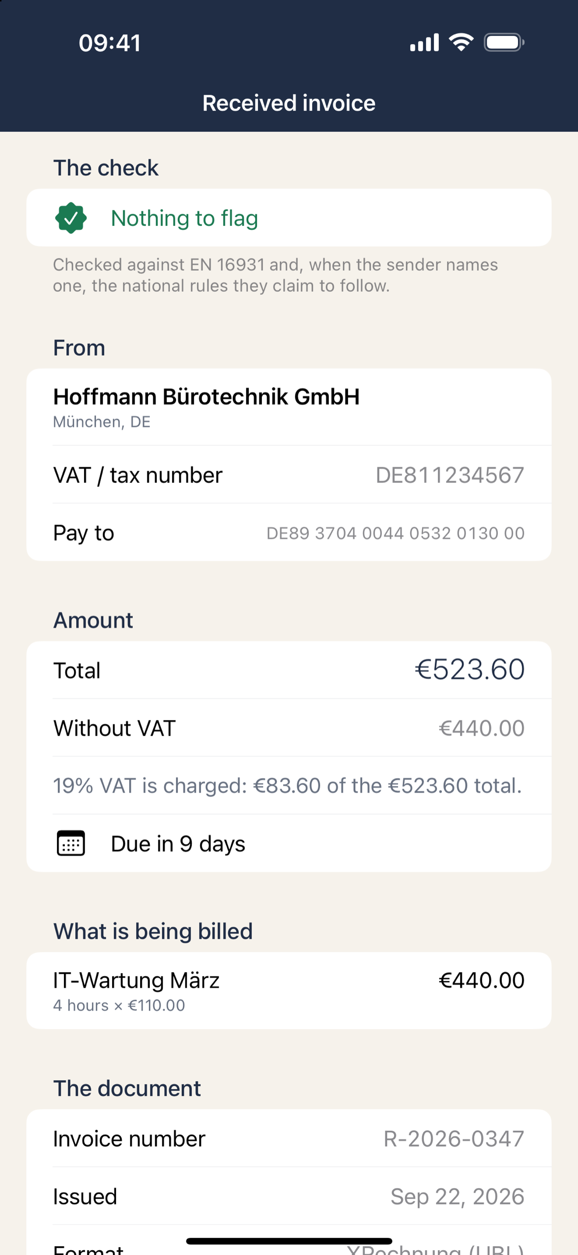 Counthall mentre legge una fattura elettronica ricevuta su iPhone: mittente, importo, trattamento IVA e data di scadenza, con il risultato della verifica in evidenza